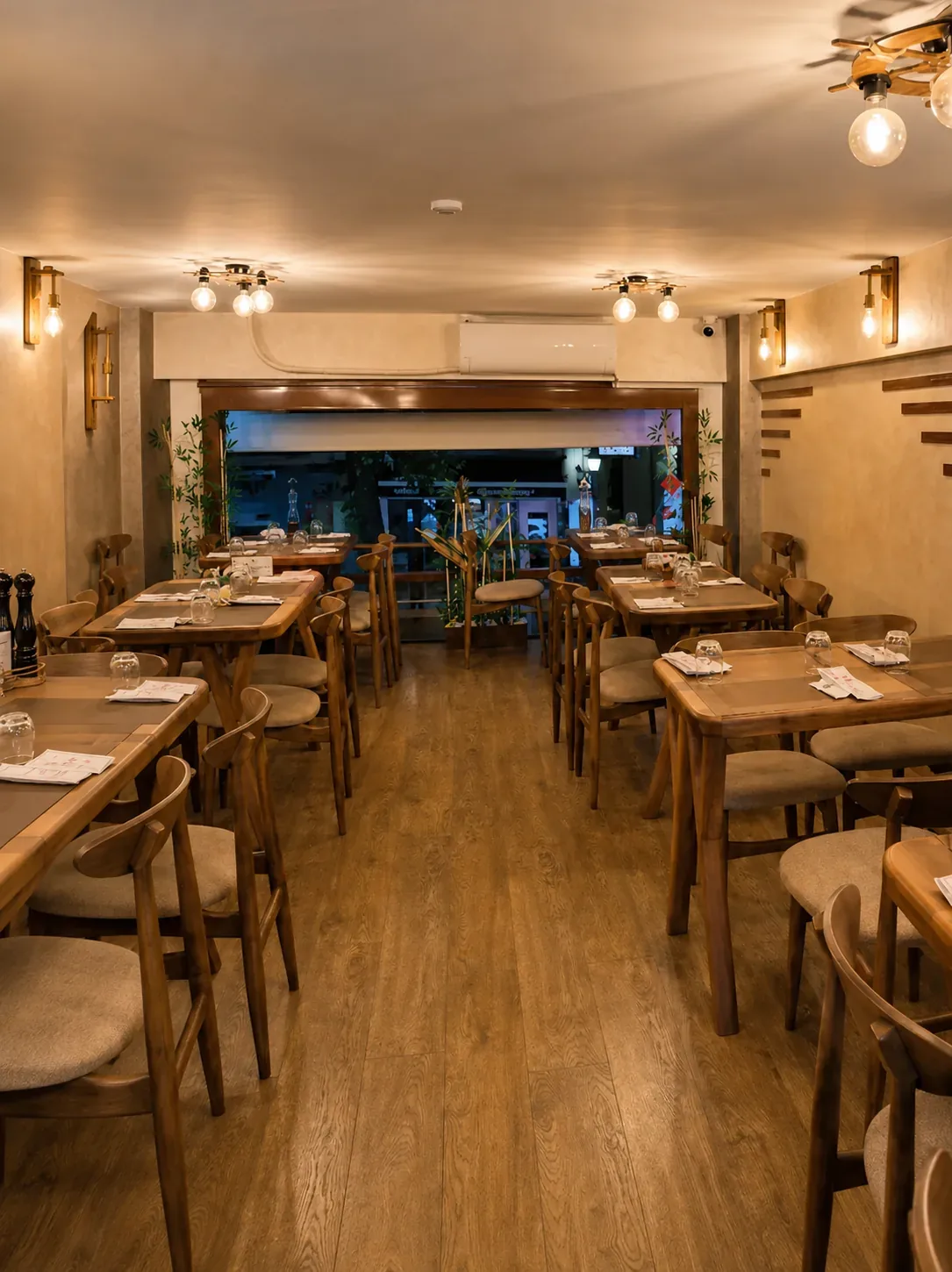 Ahşap zeminli arka salon, akşam ışığı